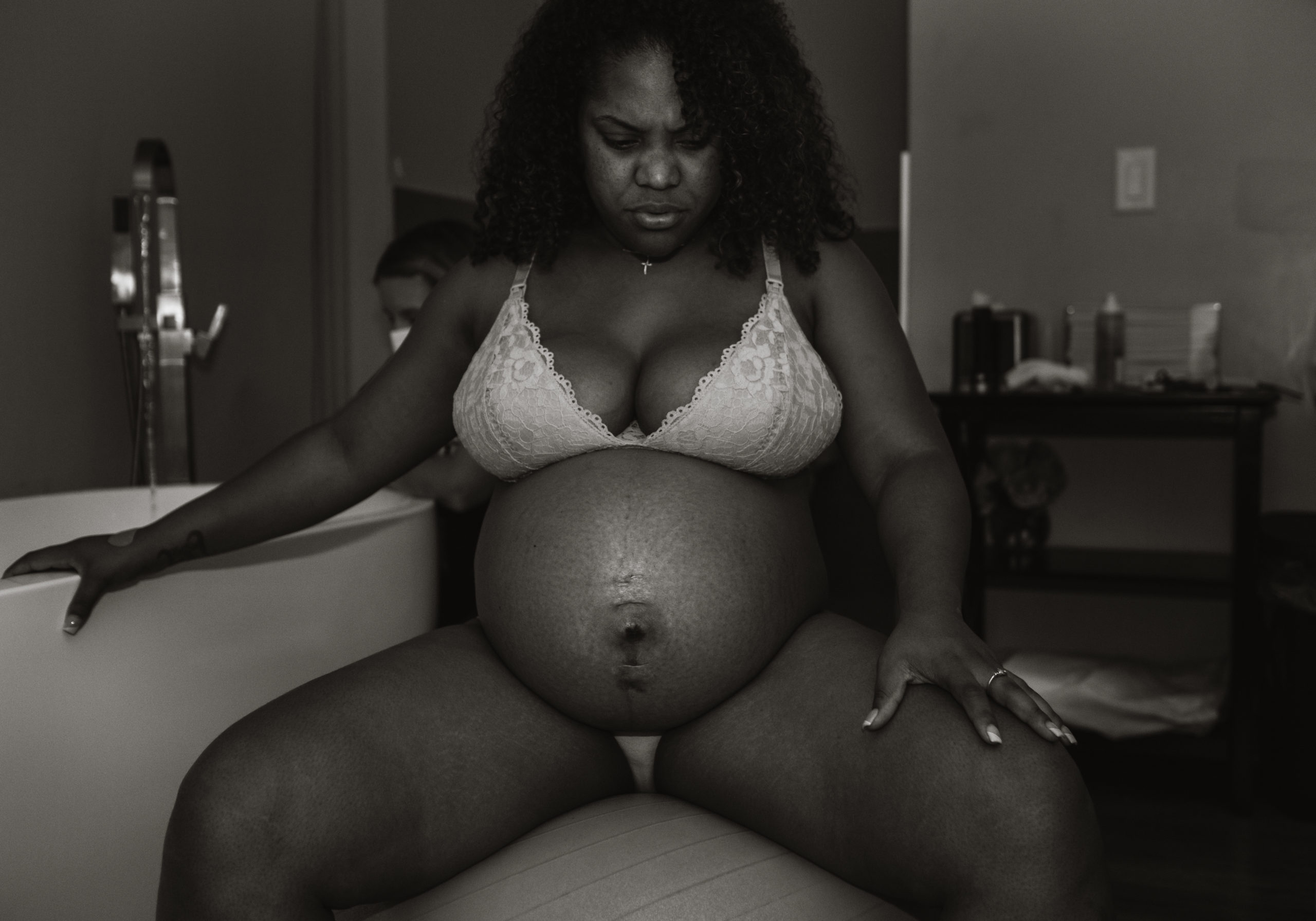 Kansas City birth photographer documenting home birth moments