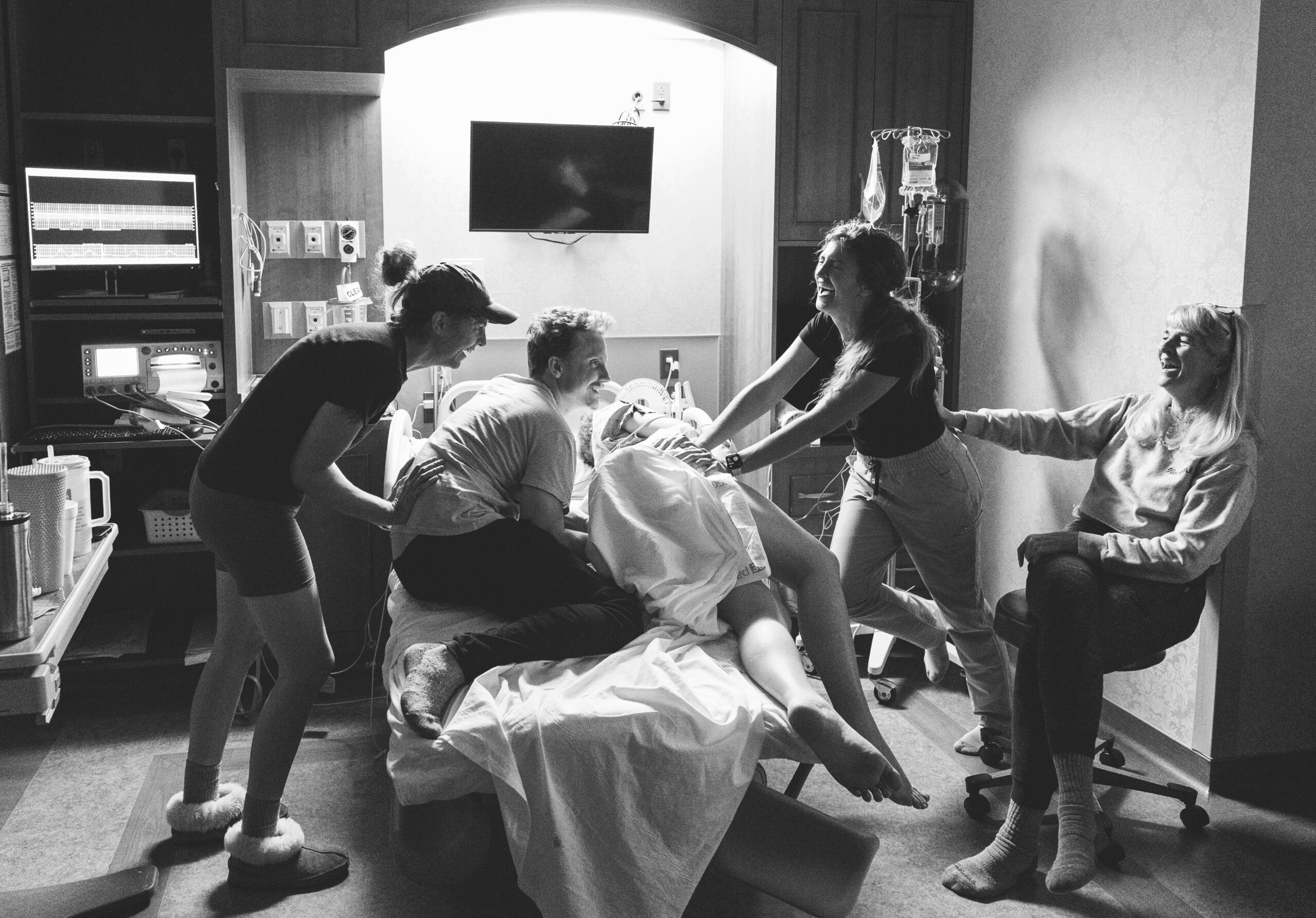 Family supporting mama doing counter pressure in Kansas City hospital